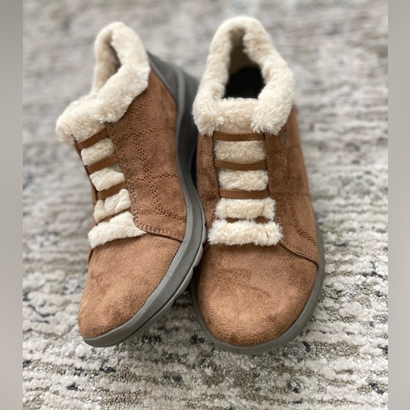 Bzees Golden Faux Fur Bootie Shoe Size 8.5 - Picture 2 of 11